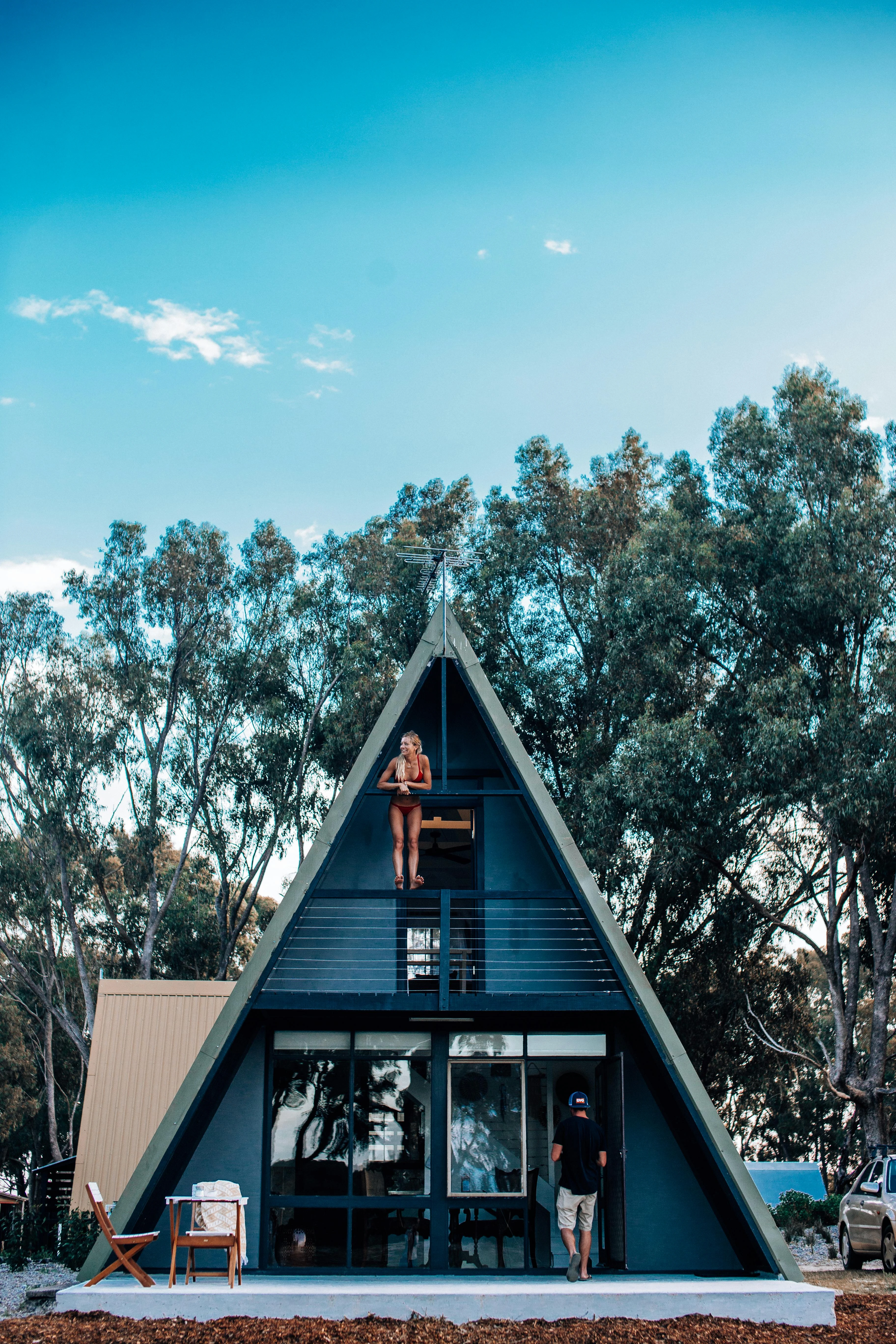 Modern A-frame kabin dış cephesi